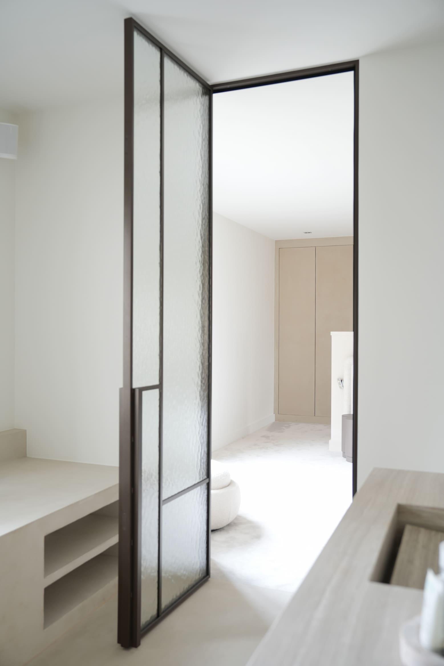 stalen-scharnierdeur-met-slanke-profielen-kathedraalglas-en-zwarte-poedercoating-levem-110cm-handgreep-met-magneetsluiting