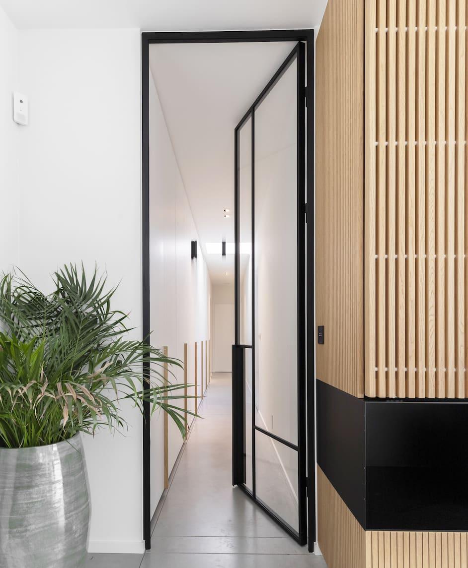 enkele-stalen-scharnierdeur-levem-110-asymetrische-vlakverdeling-zwarte-poedercoating